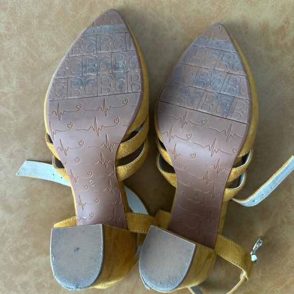 Soft yellow suede heels - Picture 3 of 4